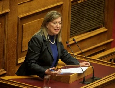 Σάλος από τις δηλώσεις της Κ. Καρακώστα για τις καισαρικές τομές